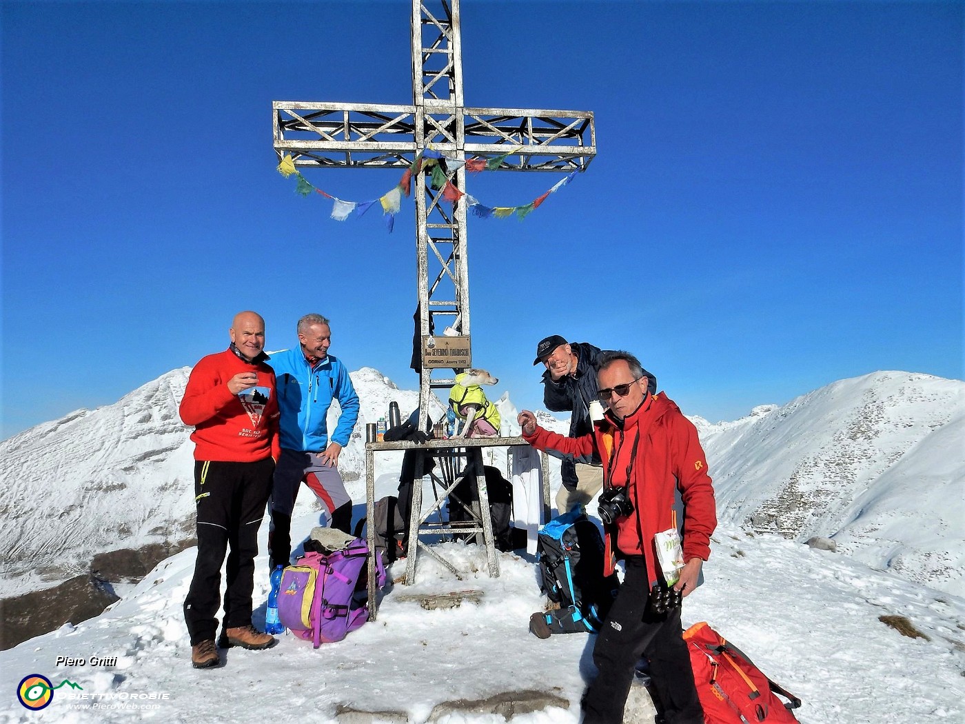 50 Alla croce di vetta di Cima Grem (2049 m) con da sfondo l'Arera.jpg